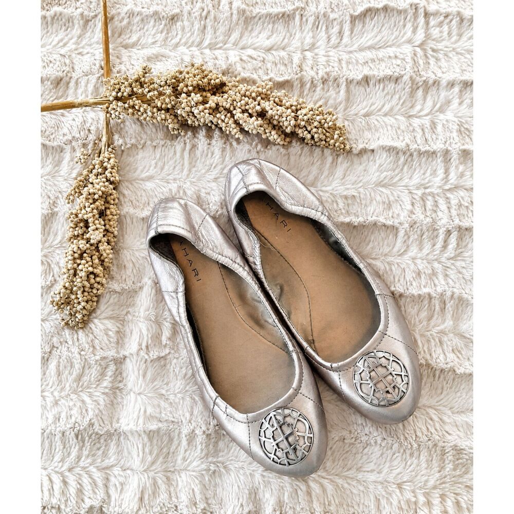 Tahari Womens Size 8M Silver Metallic Ballet Flats Leather Round Toe Medallion